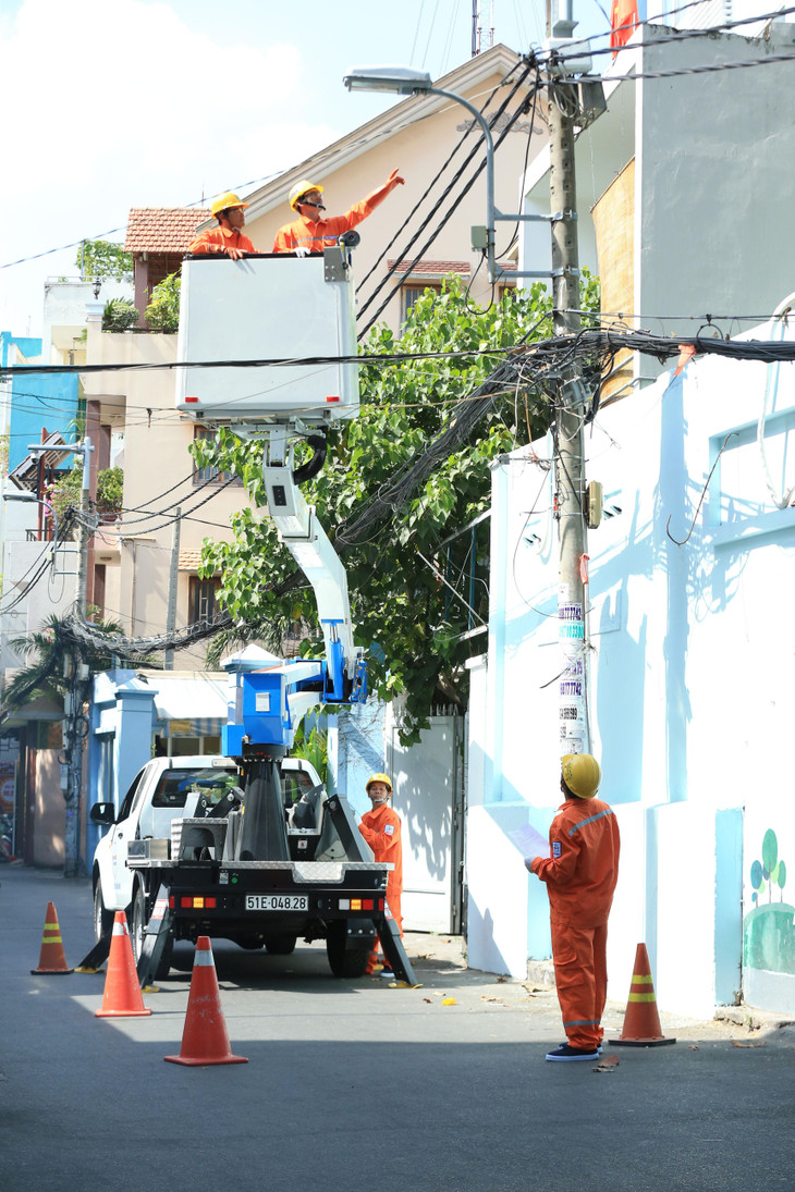 Công nhân Tổng công ty Điện lực TP.HCM kiểm tra lưới điện
