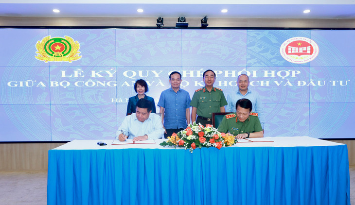 Chiều 14/10, tại trụ sở Bộ Kế hoạch và Đầu tư đã diễn ra Lễ ký Quy chế phối hợp giữa Bộ Công an và Bộ Kế hoạch và Đầu tư trong công tác bảo đảm an ninh, trật tự và lĩnh vực kế hoạch, đầu tư Chiều 14/10, tại trụ sở Bộ Kế hoạch và Đầu tư đã diễn ra Lễ ký Quy chế phối hợp giữa Bộ Công an và Bộ Kế hoạch và Đầu tư trong công tác bảo đảm an ninh, trật tự và lĩnh vực kế hoạch, đầu tư