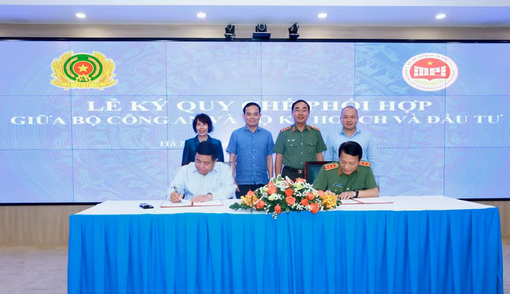 Chiều 14/10, tại trụ sở Bộ Kế hoạch và Đầu tư đã diễn ra Lễ ký Quy chế phối hợp giữa Bộ Công an và Bộ Kế hoạch và Đầu tư trong công tác bảo đảm an ninh, trật tự và lĩnh vực kế hoạch, đầu tư