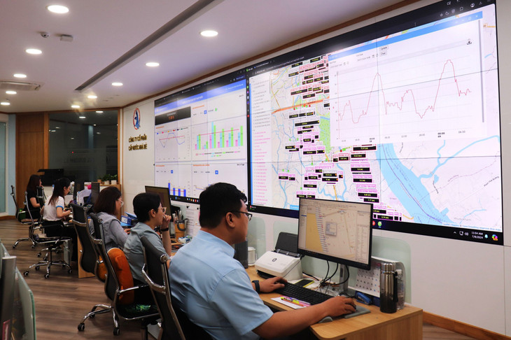 Nhân viên kỹ thuật theo dõi dữ liệu tại Phòng Quản lý điều hành cấp nước Nhân viên kỹ thuật theo dõi dữ liệu tại Phòng Quản lý điều hành cấp nước