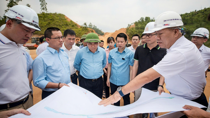 Hiện công trường đang huy động hơn 2.100 nhân sự và 863 thiết bị đồng loạt triển khai 89 mũi thi công đào đắp, xây cống thoát nước và cầu dọc toàn tuyến cao tốc Hữu Nghị - Chi Lăng Hiện công trường đang huy động hơn 2.100 nhân sự và 863 thiết bị đồng loạt triển khai 89 mũi thi công đào đắp, xây cống thoát nước và cầu dọc toàn tuyến cao tốc Hữu Nghị - Chi Lăng