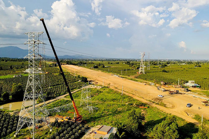 Thi công vị trí 41- 42 đường dây 220kV Phan Thiết - Hàm Tân (tỉnh Bình Thuận) phục vụ thi công cao tốc Bắc – Nam