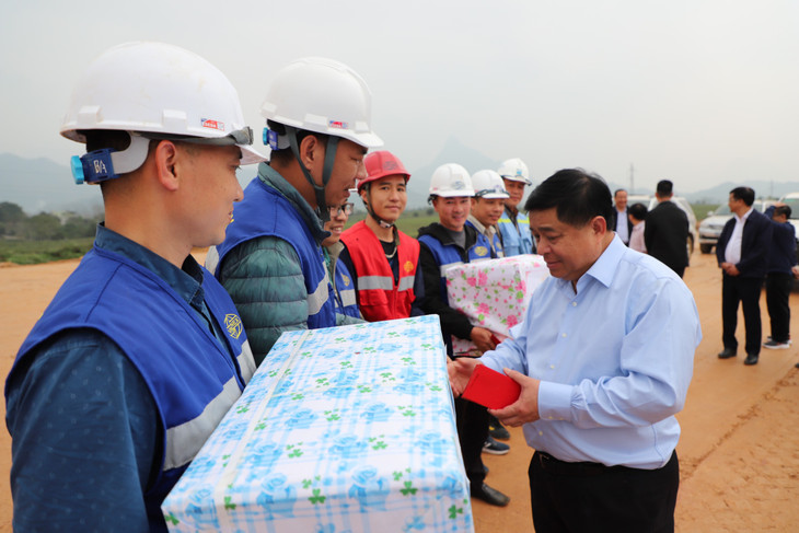 Bộ trưởng Nguyễn Chí Dũng mừng tuổi cán bộ, công nhân các nhà thầu trên công trường