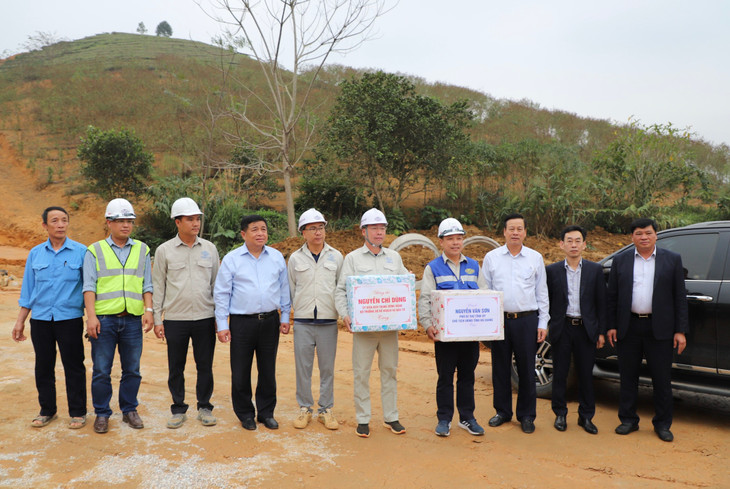 Bộ trưởng Nguyễn Chí Dũng và lãnh đạo tỉnh Hà Giang trao quà tới cán bộ, công nhân trên công trường