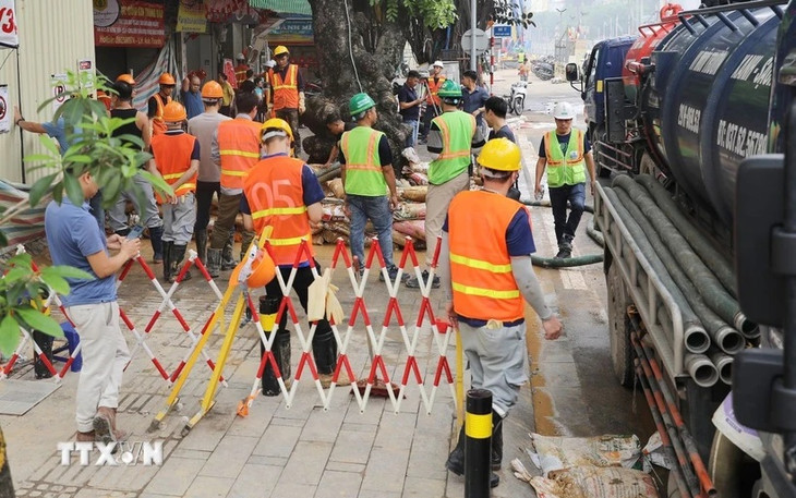 Nhà thầu tập trung lực lượng khẩn trương khắc phục sự cố. (Ảnh: Thành Phương/TTXVN)