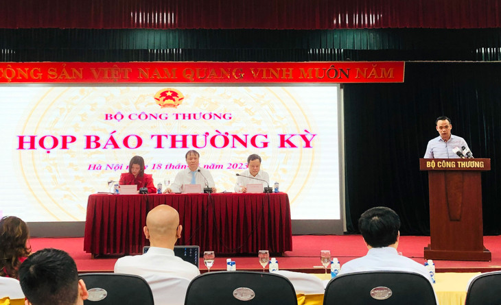 Ông Trần Thanh Tùng - Phó vụ trưởng Vụ Dầu khí và Than thuộc Bộ Công Thương thông tin về tình hình hoạt động của Nhà máy Lọc hóa dầu Nghi Sơn