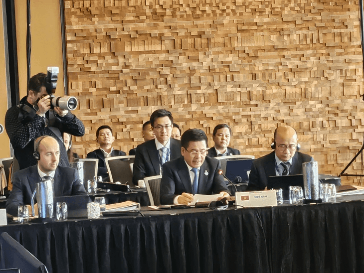 Bộ trưởng Bộ Công Thương Nguyễn Hồng Diên phát biểu tại Phiên họp Bộ trưởng Bộ Công Thương Nguyễn Hồng Diên phát biểu tại Phiên họp