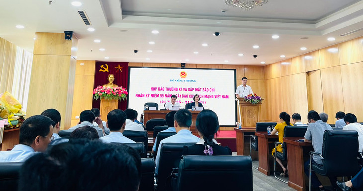 Ông Bùi Huy Sơn, Vụ trưởng Vụ Kế hoạch - Tài chính thuộc Bộ Công Thương thông tin về tình hình hoạt động sản xuất công nghiệp và thương mại 6 tháng đầu năm 2024