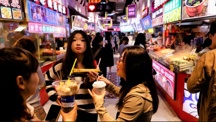 Người trẻ ăn uống tại một trung tâm thương mại ở Hàng Châu. Các chuyên gia lo ngại về xu hướng tiết kiệm của người trẻ Trung Quốc, đặc biệt là xu hướng hạn chế đi ăn bên ngoài, sẽ gây tác động lớn tới nền kinh tế - Ảnh: Reuters