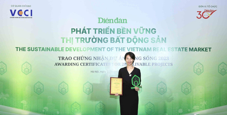 Bà Nguyễn Quỳnh Doan, Phó Tổng giám đốc Công ty Đạt Phương Hội An nhận giải khu đô thị đáng sống