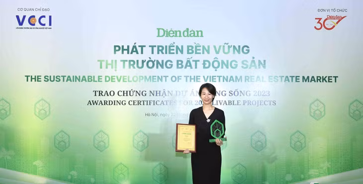 Bà Nguyễn Quỳnh Doan, Phó Tổng giám đốc Công ty Đạt Phương Hội An nhận giải khu đô thị đáng sống