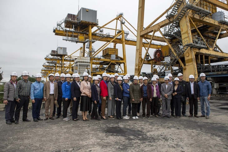 Đoàn đại biểu xã Tam Hưng kiểm tra tại khu vực cầu cảng