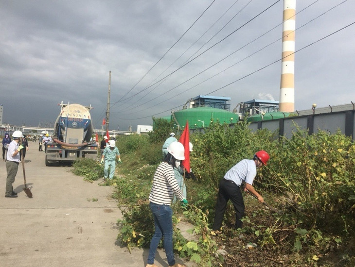 Thường xuyên ra quân tổng vệ sinh khu vực xung quanh nhà máy ngoài giờ làm việc