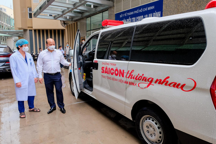 Ông Lê Trọng Khương – Phó Chủ tịch Tập đoàn Hưng Thịnh kiêm Tổng Giám đốc Hưng Thịnh Land tại buổi trao tặng 1 xe cứu thương cho BV Điều trị Covid-19 An Bình