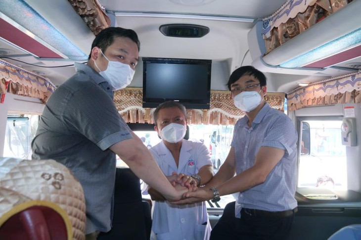 GS.TS. Lê Ngọc Thành - Giám đốc Bệnh viện E ra tận xe, bắt tay và dặn dò từng người GS.TS. Lê Ngọc Thành - Giám đốc Bệnh viện E ra tận xe, bắt tay và dặn dò từng người