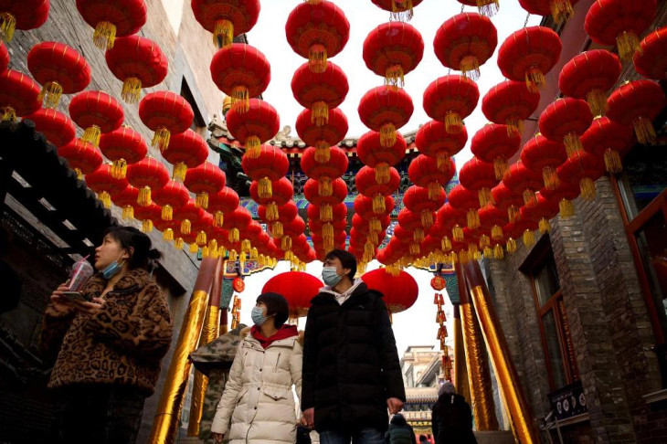 Người dân đi bộ dưới những chiếc đèn lồng truyền thống của Trung Quốc dọc theo một con hẻm ở Bắc Kinh dịp năm mới - Ảnh: AFP Người dân đi bộ dưới những chiếc đèn lồng truyền thống của Trung Quốc dọc theo một con hẻm ở Bắc Kinh dịp năm mới - Ảnh: AFP