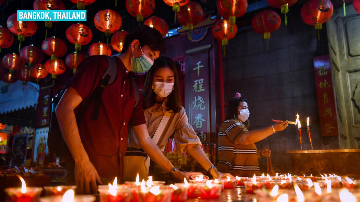 Người dân đeo khẩu trang thắp hương tại một ngôi chùa ở Bangkok, Thái Lan vào đêm giao thừa (11/2) - Ảnh: Getty Images Người dân đeo khẩu trang thắp hương tại một ngôi chùa ở Bangkok, Thái Lan vào đêm giao thừa (11/2) - Ảnh: Getty Images