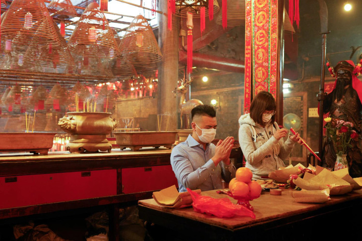 Người dân đeo khẩu trang làm lễ trước thời khắc bước sang năm mới Tân Sửu tại đền Man Mo, Hồng Kông, Trung Quốc - Ảnh: Reuters Người dân đeo khẩu trang làm lễ trước thời khắc bước sang năm mới Tân Sửu tại đền Man Mo, Hồng Kông, Trung Quốc - Ảnh: Reuters