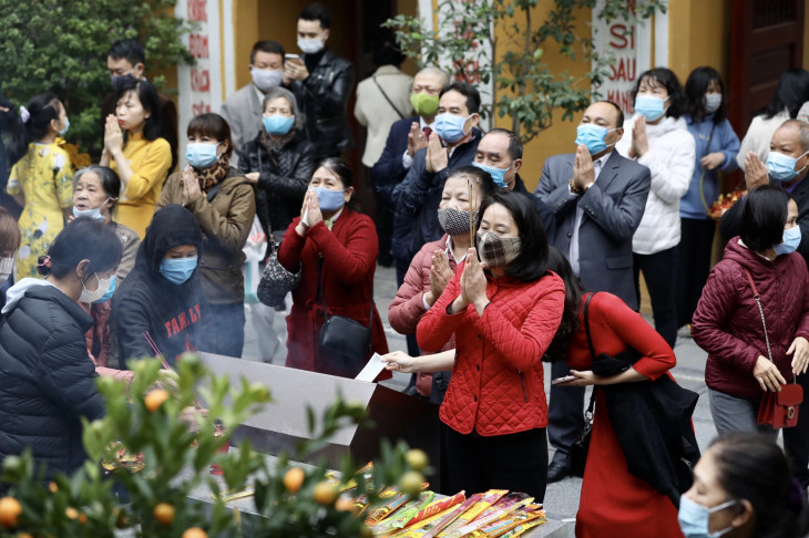 Người dân lễ chùa vào ngày đầu tiên của năm Tân Sửu tại Hà Nội. Tất cả đều đeo khẩu trang để phòng dịch - Ảnh: VGP Người dân lễ chùa vào ngày đầu tiên của năm Tân Sửu tại Hà Nội. Tất cả đều đeo khẩu trang để phòng dịch - Ảnh: VGP