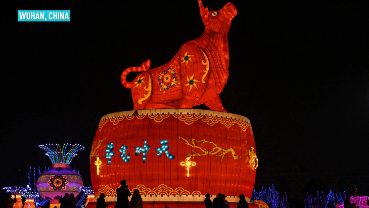 Thành phố Vũ Hán, tỉnh Hồ Bắc, Trung Quốc được trang hoàng rực rỡ mừng năm mới, nhưng lượng người đổ ra đường đón giao thừa năm nay không nhiều như mọi khi. Vũ Hán là nơi phát hiện các ca nhiễm Covid-19 đầu tiên trên thế giới - Ảnh: Getty Images Thành phố Vũ Hán, tỉnh Hồ Bắc, Trung Quốc được trang hoàng rực rỡ mừng năm mới, nhưng lượng người đổ ra đường đón giao thừa năm nay không nhiều như mọi khi. Vũ Hán là nơi phát hiện các ca nhiễm Covid-19 đầu tiên trên thế giới - Ảnh: Getty Images