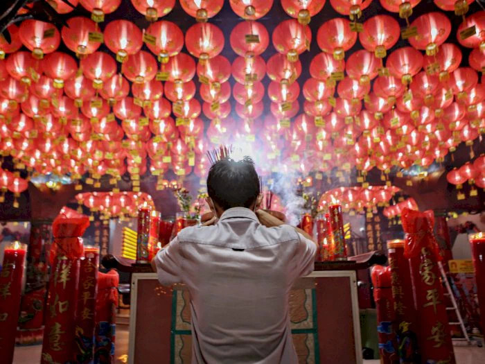 Một số người gốc Hoa cầu nguyện vào ngày mồng một năm Tân Sửu (12/2) tại đền Boen San Bio và đền Petak Sembilan, Jakarta, Indonesia - Ảnh: Media Indonesia Một số người gốc Hoa cầu nguyện vào ngày mồng một năm Tân Sửu (12/2) tại đền Boen San Bio và đền Petak Sembilan, Jakarta, Indonesia - Ảnh: Media Indonesia