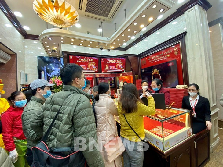 Người dân tấp nập đến mua vàng tại Bảo tín Minh Châu ngày vía Thần Tài 2022. Ảnh: Diệp Anh/BNEWS/TTXVN