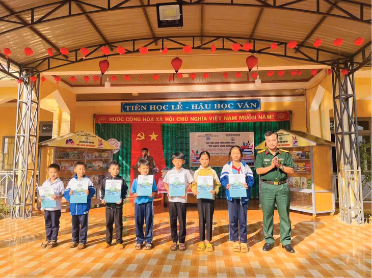 Thượng tá Trần Duy Trinh trao học bổng cho các em học sinh có hoàn cảnh khó khăn, động viên các em phấn đấu vượt mọi khó khăn, học tập chăm chỉ, đạt nhiều thành tích tốt