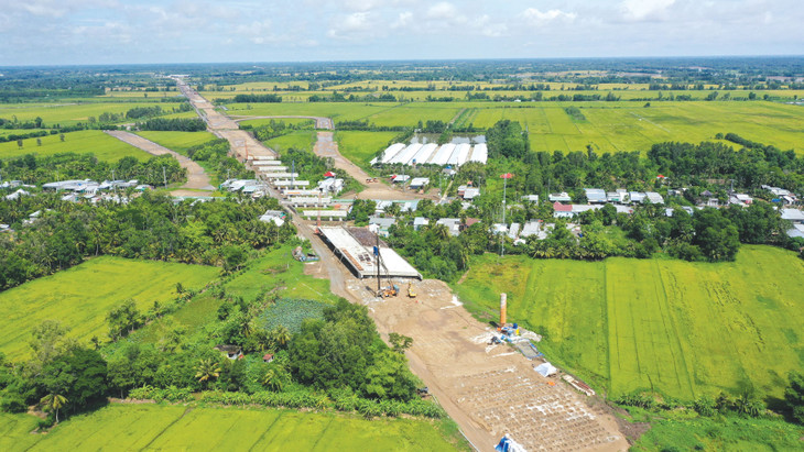 Việc đẩy mạnh đầu tư công và giảm thuế có mục tiêu sẽ góp phần kích thích tổng cầu, tạo động lực hỗ trợ tăng trưởng kinh tế. Ảnh: Lê Tiên Việc đẩy mạnh đầu tư công và giảm thuế có mục tiêu sẽ góp phần kích thích tổng cầu, tạo động lực hỗ trợ tăng trưởng kinh tế. Ảnh: Lê Tiên