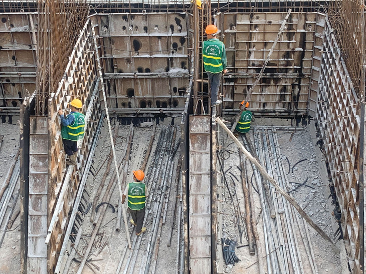 Đội ngũ người lao động của Xí nghiệp 9 - Tổng công ty 319 thi công lắp dựng cốt thép tường chắn công trình kè chống sạt lở bờ sông Hồng