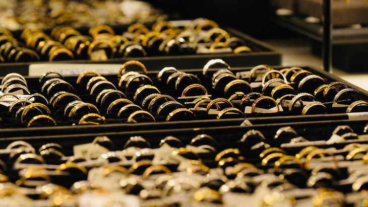 Khách hàng đa phần chọn mua các dòng sản phẩm: vàng miếng, nhẫn tròn trơn... với định lượng từ nửa chỉ đến 5 chỉ. Ảnh: Phương Thảo