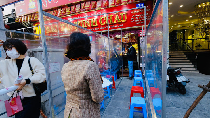 Những vách ngăn giãn cách đã được các cửa hàng lắp đặt trước 1 - 2 ngày để bảo đảm an toàn phòng dịch. Ảnh: Phương Thảo