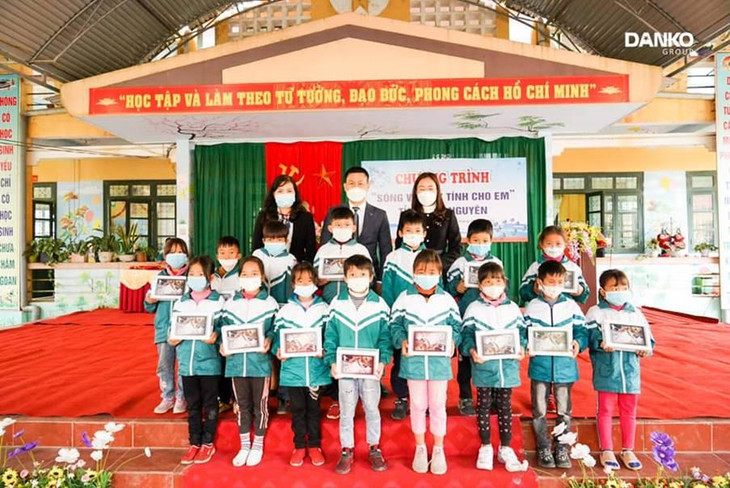 Danko Group trao tặng 800 bộ thiết bị dạy học trực tuyến cho HS có hoàn cảnh khó khăn huyện Võ Nhai