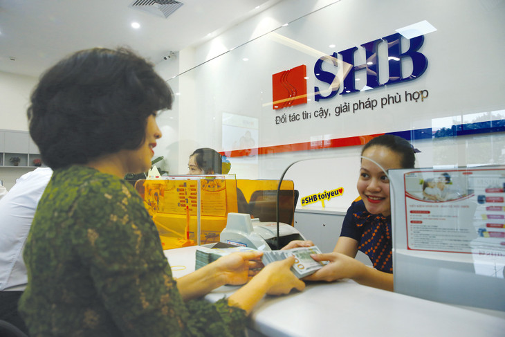 Lãi suất VND giảm trong thời gian qua là yếu tố chính khiến VND mất giá so với USD. Ảnh: Nhã Chi