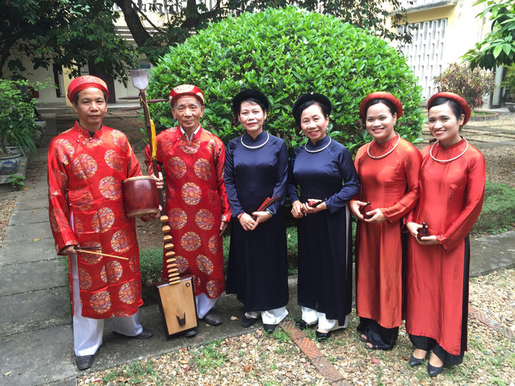 Giáo sư Đào Vọng Đức, thứ hai từ trái sang, chụp ảnh cùng các nghệ sỹ ca trù
