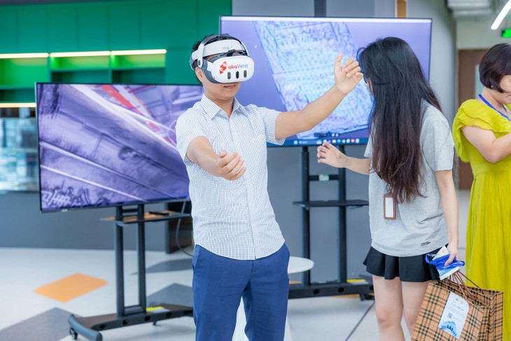 Khách mời tham quan trải nghiệm tại triển lãm công nghệ Made by FPT IS Khách mời tham quan trải nghiệm tại triển lãm công nghệ Made by FPT IS