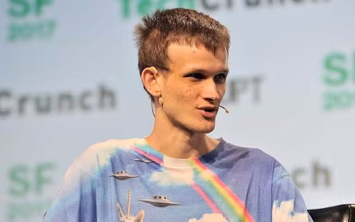 Vitalik Buterin Vitalik Buterin là người phát minh ra Ethererum - đồng tiền điện tử lớn thứ hai thế giới - hiện trị giá khoảng 123 tỷ USD. Theo Forbes, Buterin hiện có khoảng 330.000 ether - tương đương 360 triệu USD. Một năm trước, con số này chỉ là 45 triệu USD.