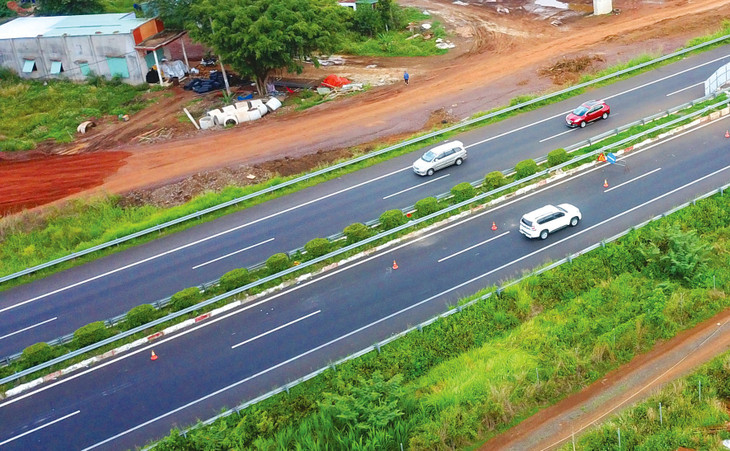 Cần ưu tiên đầu tư mở rộng các đoạn cao tốc quy mô 2 làn xe lên 4 làn xe hoàn chỉnh để đảm bảo an toàn giao thông và đồng bộ trên toàn tuyến. Ảnh: Lê Tiên