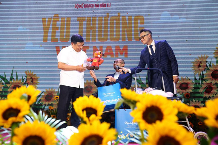 Bộ trưởng Nguyễn Chí Dũng mong muốn, cộng đồng người khuyết tật tự tin và mạnh mẽ tiến về phía trước, đóng góp với xã hội, mang lại hạnh phúc cho gia đình và bản thân. Ảnh: Lê Tiên Bộ trưởng Nguyễn Chí Dũng mong muốn, cộng đồng người khuyết tật tự tin và mạnh mẽ tiến về phía trước, đóng góp với xã hội, mang lại hạnh phúc cho gia đình và bản thân. Ảnh: Lê Tiên