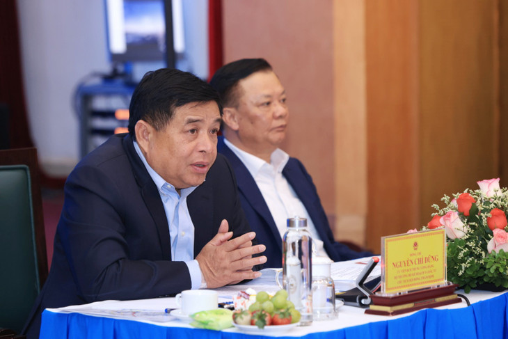 Bộ trưởng Nguyễn Chí Dũng đặt vấn đề, việc phát triển kinh tế không cần phải tập trung vào nhiều ngành mà tập trung vào một số ngành có yếu tố nổi trội, lan tỏa và tác động mạnh mẽ đến nền kinh tế. Ảnh: MPI Bộ trưởng Nguyễn Chí Dũng đặt vấn đề, việc phát triển kinh tế không cần phải tập trung vào nhiều ngành mà tập trung vào một số ngành có yếu tố nổi trội, lan tỏa và tác động mạnh mẽ đến nền kinh tế. Ảnh: MPI