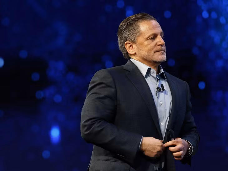 2. Daniel Gilbert Tài sản: 51,9 tỷ USD Quốc gia: Mỹ Daniel Gilbert là nhà đồng sáng lập hãng cho vay thế chấp online Quicken Loans. Công ty mẹ của Quicken Loans là Rocket Companies chào bán cổ phiếu lần đầu ra công chúng (IPO) hồi tháng 8 năm ngoái. Gilbert cũng là một trong những ông chủ câu lạc bộ thể thao giàu có nhất nước Mỹ, nhờ cổ phần lớn trong đội bóng rổ Cleveland Cavaliers.