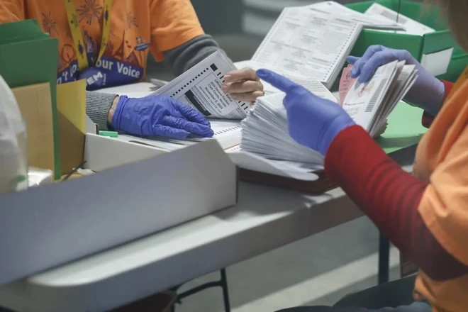 Các nhân viên kiểm tra các phiếu bầu gửi qua đường bưu điện tại Las Vegas ngày 2/11/2024. (Ảnh: EPA-EFE)