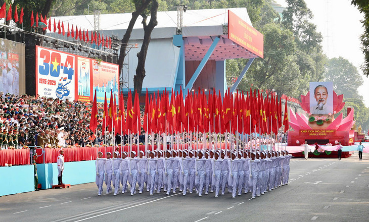 Sáng 30/4, tại trục đường Lê Duẩn, Quận 1 (TP.HCM), chương trình diễu binh, diễu hành trong Lễ kỷ niệm 50 năm Ngày Giải phóng miền Nam, thống nhất đất nước (30/4/1975-30/4/2025) đã diễn ra hoành tráng, ấn tượng với sự tham gia của hơn 13.000 người. Ảnh: Song Lê &amp; Lê Tiên