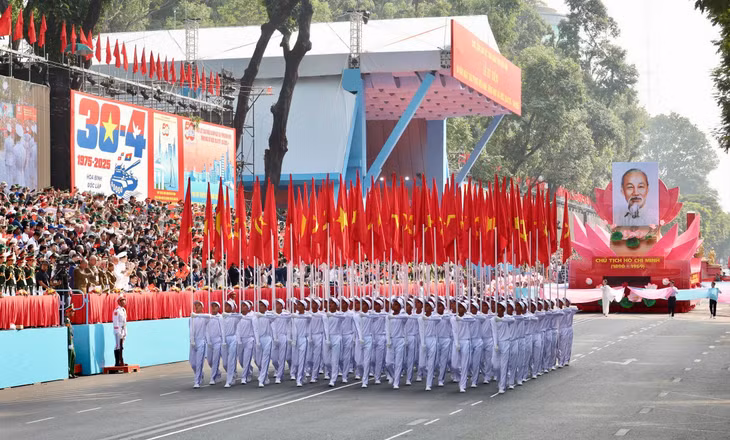 Sáng 30/4, tại trục đường Lê Duẩn, Quận 1 (TP.HCM), chương trình diễu binh, diễu hành trong Lễ kỷ niệm 50 năm Ngày Giải phóng miền Nam, thống nhất đất nước (30/4/1975-30/4/2025) đã diễn ra hoành tráng, ấn tượng với sự tham gia của hơn 13.000 người. Ảnh: Song Lê &amp; Lê Tiên