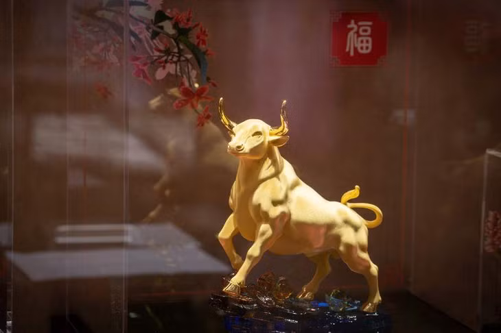 "Mùa xuân là mùa cao điểm của thị trường trang sức vàng. Đa số khách hàng mua làm quà tặng cho bạn bè và người thân. Tuy nhiên, do các đợt bùng phát lẻ tẻ trong năm nay, người tiêu dùng sẽ giảm đi chơi", ông Jason Yu, Giám đốc điều hành công ty tư vấn Kantar Worldpanel Greater China, nhận định. Ảnh: Bloomberg.