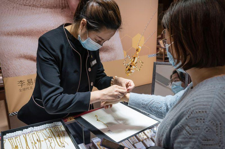 Shen, một nhân viên kế toán, tiết lộ cô mua trang sức vào đầu mỗi năm như một món quà cho bản thân. &quot;Bất cứ thứ gì có vẻ hấp dẫn, tôi sẽ cân nhắc mua. Đây là mức chi tiêu bình thường của tôi, không có tác động từ đại dịch&quot;, cô Shen chia sẻ. Ảnh: Bloomberg.