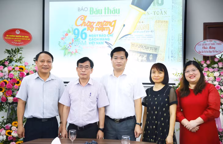 Lãnh đạo Cục Quản lý đấu thầu đến thăm và chúc mừng tập thể Báo Đấu thầu nhân kỷ niệm 96 năm ngày Báo chí Cách mạng Việt Nam. Ảnh: Lê Tiên
