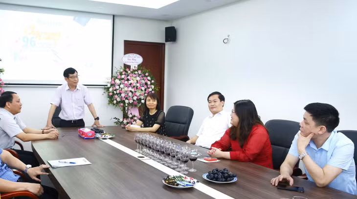 Cục trưởng Cục Quản lý đấu thầu Trần Hào Hùng mong muốn Báo Đấu thầu tiếp tục giữ vững truyền thống đoàn kết, nhất trí và và xứng tầm với vai trò là cơ quan ngôn luận của Bộ KH&amp;ĐT. Ảnh: Lê Tiên