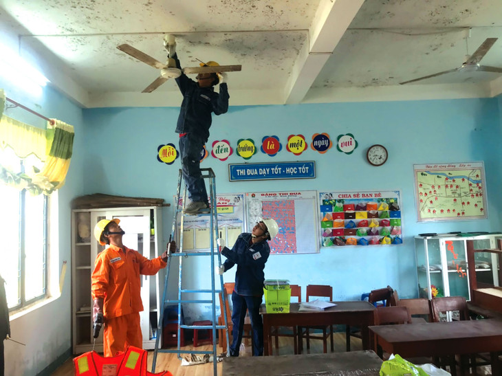 Đoàn viên EVNHCMC và EVNCPC phối hợp sửa hệ thống điện cho Trường Tiểu học Hành Thiện, huyện Nghĩa Hành, tỉnh Quảng Ngãi