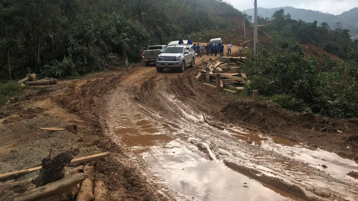 Đường vào xã A Xan, huyện Tây Giang, tỉnh Quảng Nam có nhiều điểm sạt lở, lầy lội