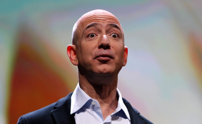 Những ngày đầu khởi nghiệp, ông Bezos được biết đến là một ông chủ khó tính và dễ nổi giận với nhân viên. Vị CEO nổi tiếng được biết đến với việc cấm thuyết trình PowerPoint tại Amazon. Thay vào đó, ông yêu cầu nhân viên rút gọn vài trang giấy thuyết trình bằng những gạch đầu dòng đơn giản, súc tích mà vẫn bao quát được vấn đề. Ngoài ra, ông Bezos cũng nổi tiếng trong việc tạo ra môi trường làm việc &quot;tiết kiệm&quot;, không cung cấp những chế độ như đồ ăn miễn phí hay massage giống nhiều công ty công nghệ khác.